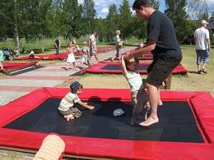 trampoline enterré dans le sol aire collective de jeuxhttp://www.flickr.com/photos/owl/201875988/