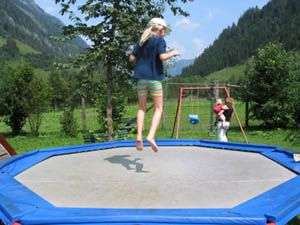 trampoline octogonal avec une jeune filel qui saute